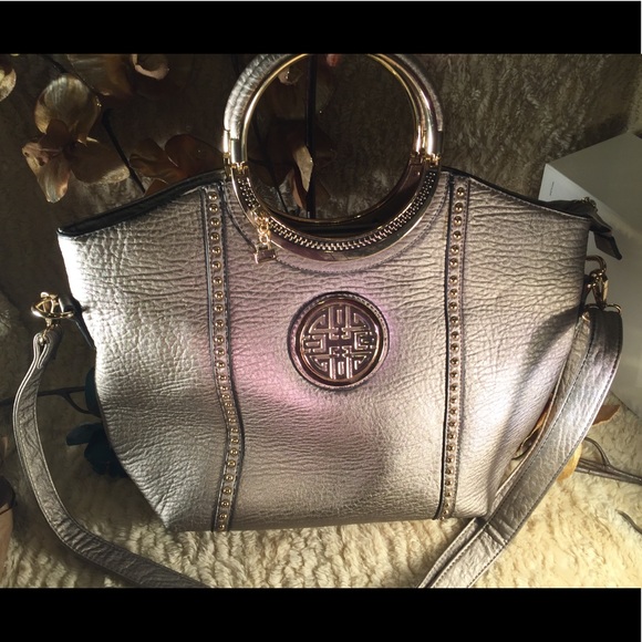 Handbags - 🔆NEW🔆 LARGE SILVER TOTE/SHOULDER BAG